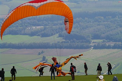 Parasailers dressed in elaborate Avatar costume